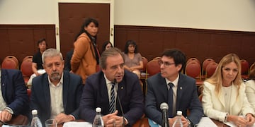 El vicegobernador Alberto Bernis presentó al ministro de Hacienda y Finanzas, Federico Cardozo (ambos al centro), en la reunión de este lunes en la Legislatura de Jujuy.