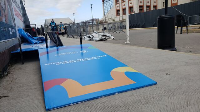 El viento voló una de las carpas. (@Leoguevara80)