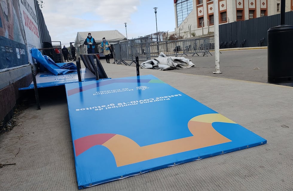 Un centro de testeos de coronavirus se quedó sin carpa porque el viento la voló