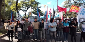 Los convencionales Sebastián Copello, Alejandro Vilca y Natalia Morales del Frente de Izquierda, encabezaron este jueves la marcha contra la reforma constitucional, en Jujuy.
