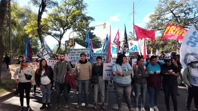 Los convencionales Sebastián Copello, Alejandro Vilca y Natalia Morales del Frente de Izquierda, encabezaron este jueves la marcha contra la reforma constitucional, en Jujuy.