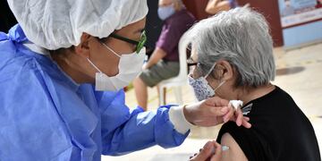 Desde el jueves 4 de noviembre, las personas mayores de 50 años que tengan esquema completo de Sinopharm, recibirán un mensaje para la colocación de la dosis adicional contra el COVID-19.