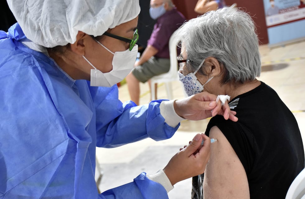 En San Juan comenzaron a vacunar contra el coronavirus a los mayores de 60 años