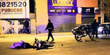 El joven de 28 años se estrelló contra un colectivo en Avellaneda y San Lorenzo.