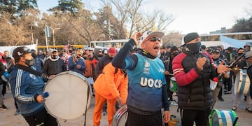 Cerca de 700 personas de la Uocra se manifestaron frente a la Casa de Gobierno en apoyo a la construcción de Portezuelo del Viento. Ignacio Blanco / Los Andes