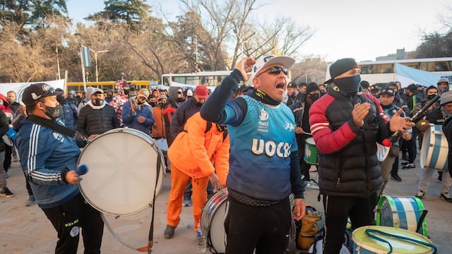 Cerca de 700 personas de la Uocra se manifestaron frente a la Casa de Gobierno en apoyo a la construcción de Portezuelo del Viento. Ignacio Blanco / Los Andes