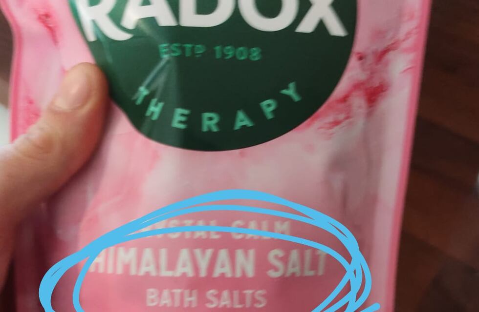 La insólita anécdota que se volvió viral: quiso comprar sal del Himalaya y terminó comiendo sales de baño