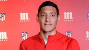 Nahuel Molina recibió su premio al jugador del mes