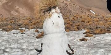 Soledad Pastorutti y sus hijas armaron un muñeco de nieve en la montaña de Mendoza.