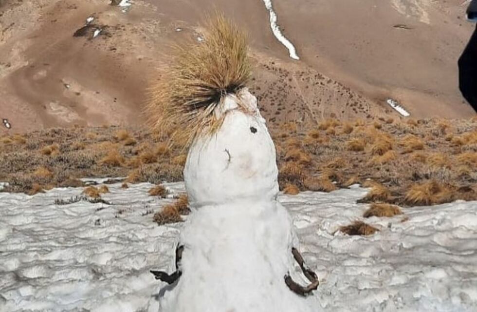 “Y ¿si hacemos un muñeco?”: Soledad Pastorutti disfrutó de la nieve en Mendoza con su familia