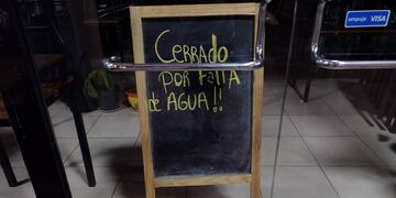 Restoranes cierran por falta de agua en Villa de Merlo