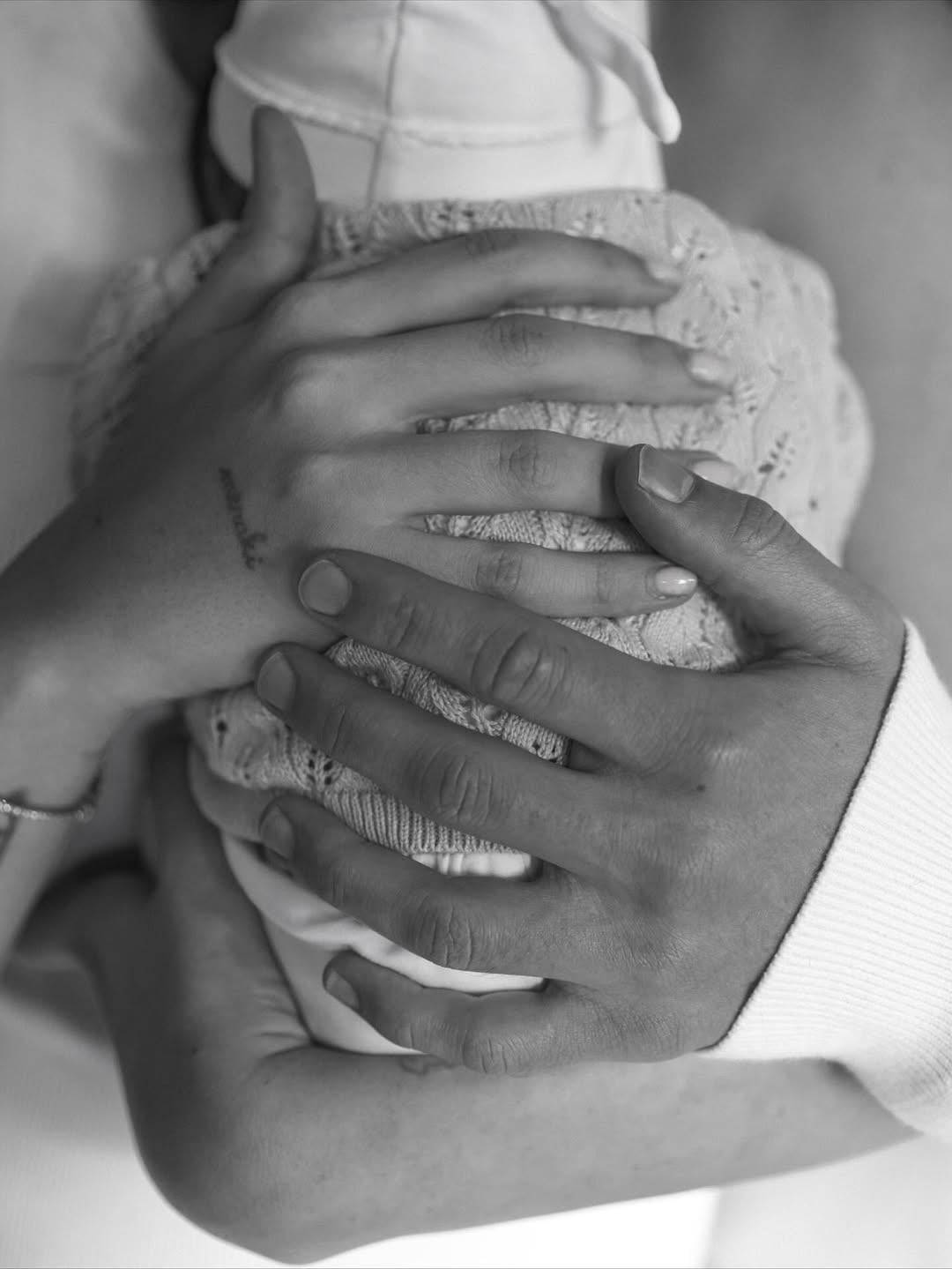 Alexis Mac Allister y Ailén Cova junto a su primera hija en común.