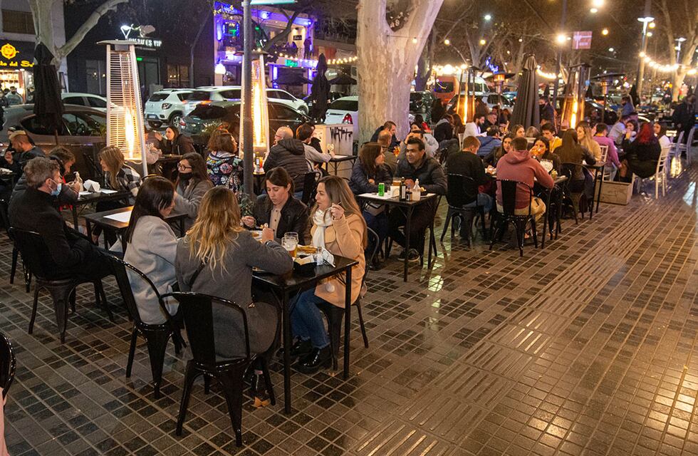 Eliminan restricciones en bares y habilitan espectáculos masivos en Mendoza