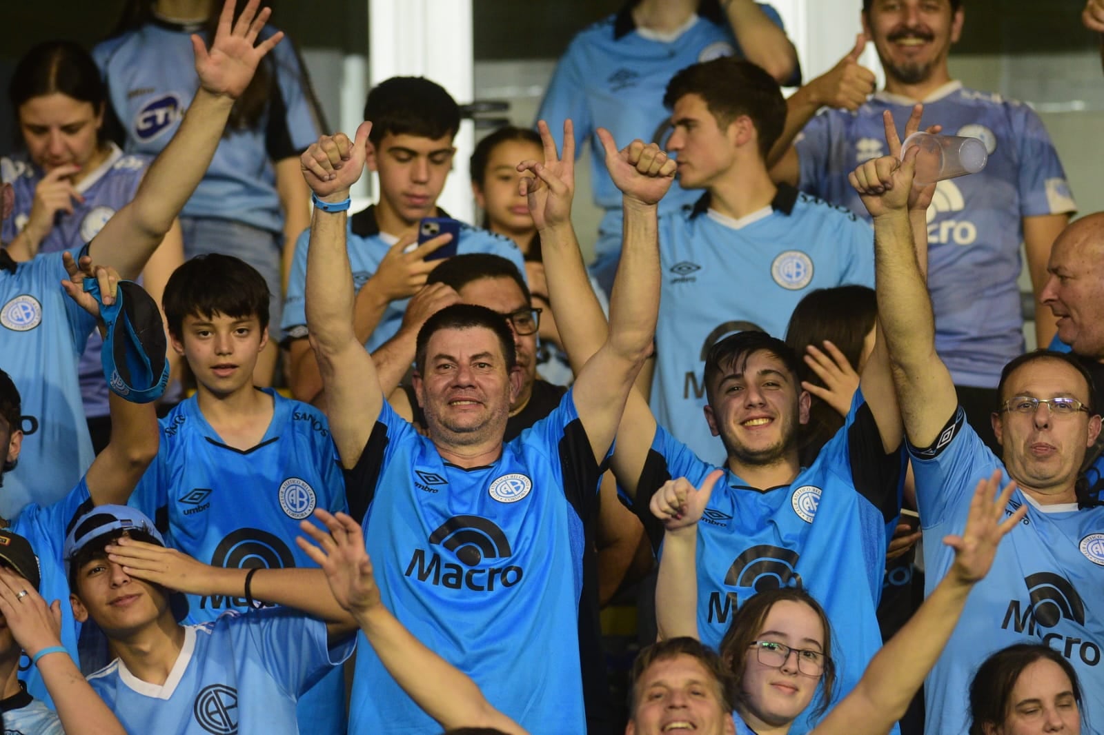 Los hinchas de Belgrano en la cancha de Rosario Central. (José Gabriel Hernández / La Voz).