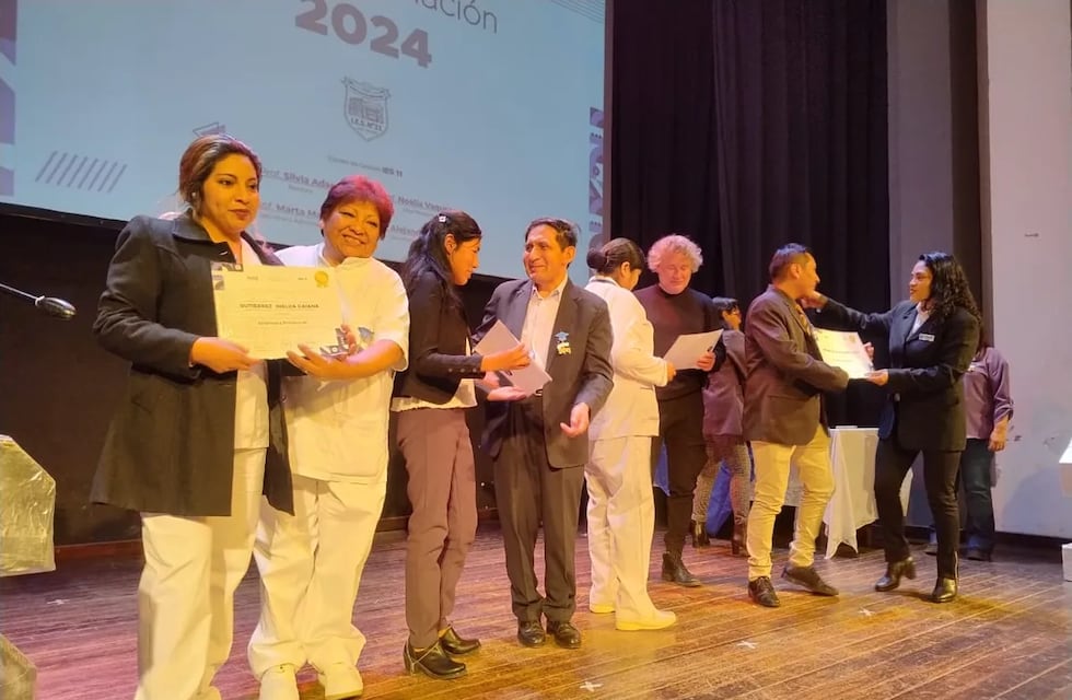 Celebran en Jujuy masiva graduación de técnicos superiores en carreras de la salud
