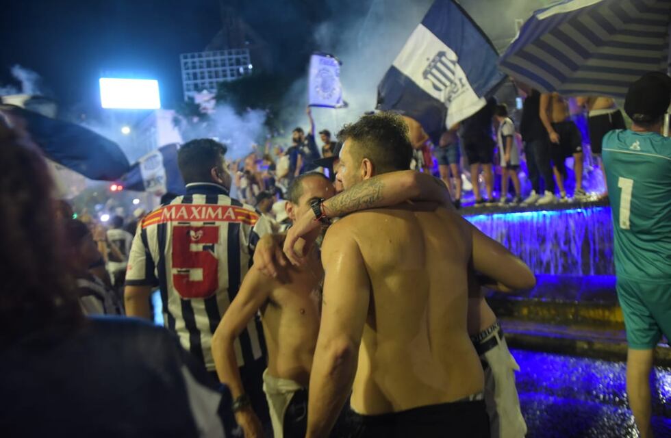 En fotos: Talleres desató el festejo en Córdoba; el saludo de Llaryora, Passerini... y Chiqui Tapia