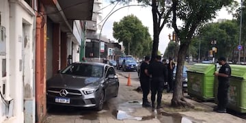 El Mercedes-Benz B200 se subió a la vereda e impactó contra un negocio. (@mauroyasprizza)