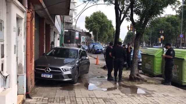 El Mercedes-Benz B200 se subió a la vereda e impactó contra un negocio. (@mauroyasprizza)