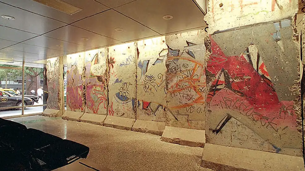 El pedazo del Muro de Berlín que está en Editorial Perfil