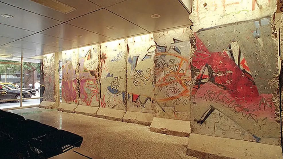 El pedazo del Muro de Berlín que está en Editorial Perfil