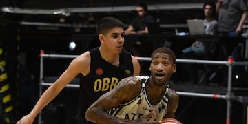 Cuando se enchufó, Latraius Mosley fue decisivo para Atenas ante Obras. (Marcelo Figueras / La Liga)