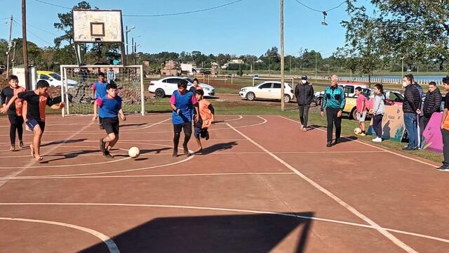 En el Barrio Manantiales de Posadas se realizó un torneo interbarrial de fútbol mixto