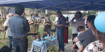 En contra de la ley, cordobeses rezaron el rosario en plaza Colón.