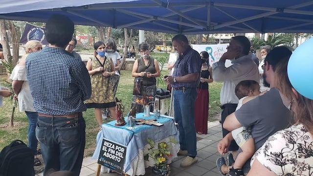 En contra de la ley, cordobeses rezaron el rosario en plaza Colón.