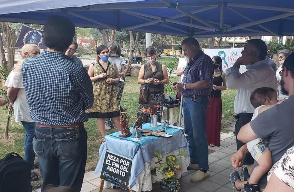 En contra del proyecto de aborto legal, cordobeses rezan el rosario en plaza Colón
