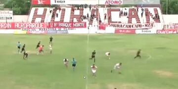 Graves incidentes en Huracán Las Heras: jugadores y terna arbitral corren hacia los vestuarios ante los disparos detonados en las tribunas, en el partido ante Ferro de General Pico (La Pampa), por el Federal A.