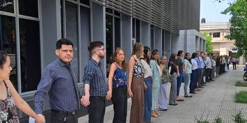 Abrazo simbólico al edificio de los Tribunales de Rafaela
