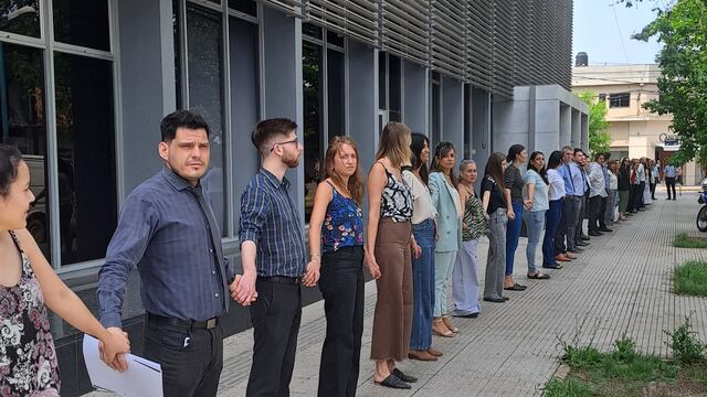 Abrazo simbólico al edificio de los Tribunales de Rafaela