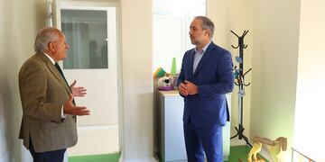 El intendente Matías Stevanato se reunió con Abel Albino, fundador de la Fundación CONIN. El encuentro tuvo el objetivo de articular acciones para asistir a una red de merenderos y comedores comunitarios. Foto: Prensa Maipú