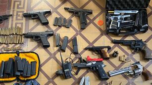 Parte del arsenal secuestrado en una casa en la ciudad de Córdoba.