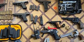 Parte del arsenal secuestrado en una casa en la ciudad de Córdoba.