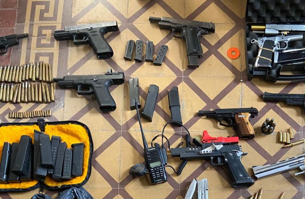 Allanaron una casa por un celular y encontraron más de 40 armas en Córdoba
