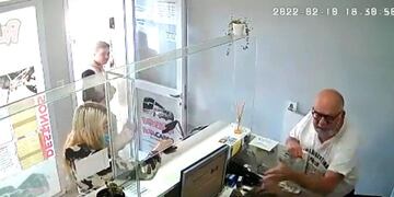 El momento en que el militante K José Ernesto Schulman golpea a una empleada en Santa Clara. (Captura de video)