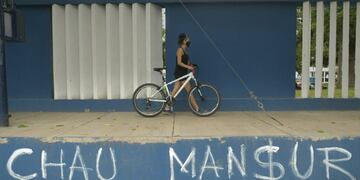 "Chau Mansur" en las paredes de calle Balcarce. /Orlando Pelichotti-Los Andes