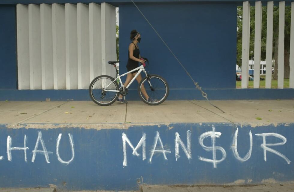 Hinchas de Godoy Cruz exigen con pintadas la renucia de José Mansur