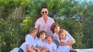 Benjamín Vicuña con sus cinco hijos