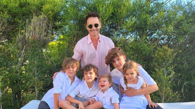 Benjamín Vicuña con sus cinco hijos