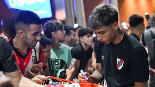 Los jugadores de River fueron recibidos con mucho color para la semifinal de Copa de la Liga en Córdoba.