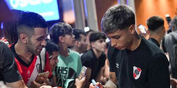 Los jugadores de River fueron recibidos con mucho color para la semifinal de Copa de la Liga en Córdoba.