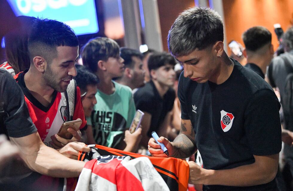 Videos: River llegó a Córdoba para la semifinal, con ovación para los Sub-17