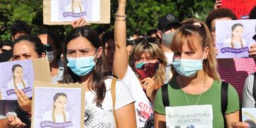 Marcha por Úrsula Bahillo la joven asesinada en Rojas - Clarín