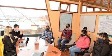 El secretario de Turismo de la Municipalidad de Ushuaia, David Ferreyra, mantuvo un encuentro con integrantes de la Línea Regular.