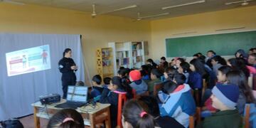 Campo Viera: brindan charlas de prevención en la Escuela N°895.