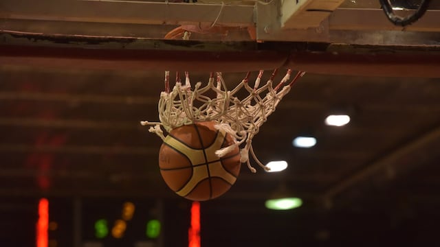 La pelota vuelve al aire en el básquet