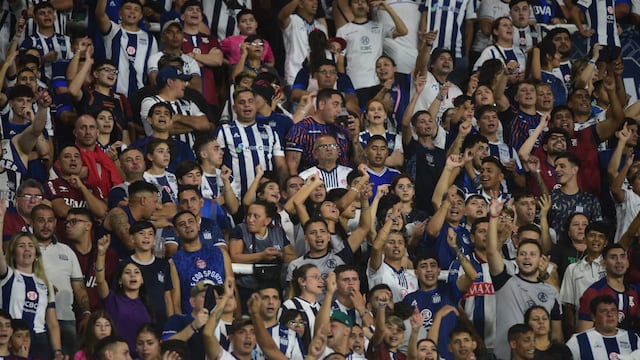 Noche tormentosa en el Kempes. Los hinchas de Talleres despidieron con silbidos al equipo, que el miércoles se juega el semestre ante River (Nicolás Bravo / La Voz).