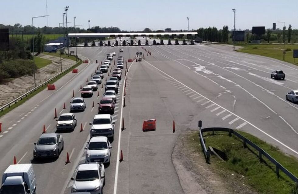 Con la apertura del turismo interno, largas filas de autos coparon en el peaje a Carlos Paz
